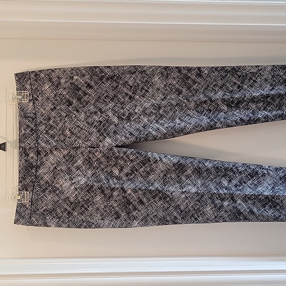 Banana Republic Sloan fit, fitted, like new, black and white Size 6